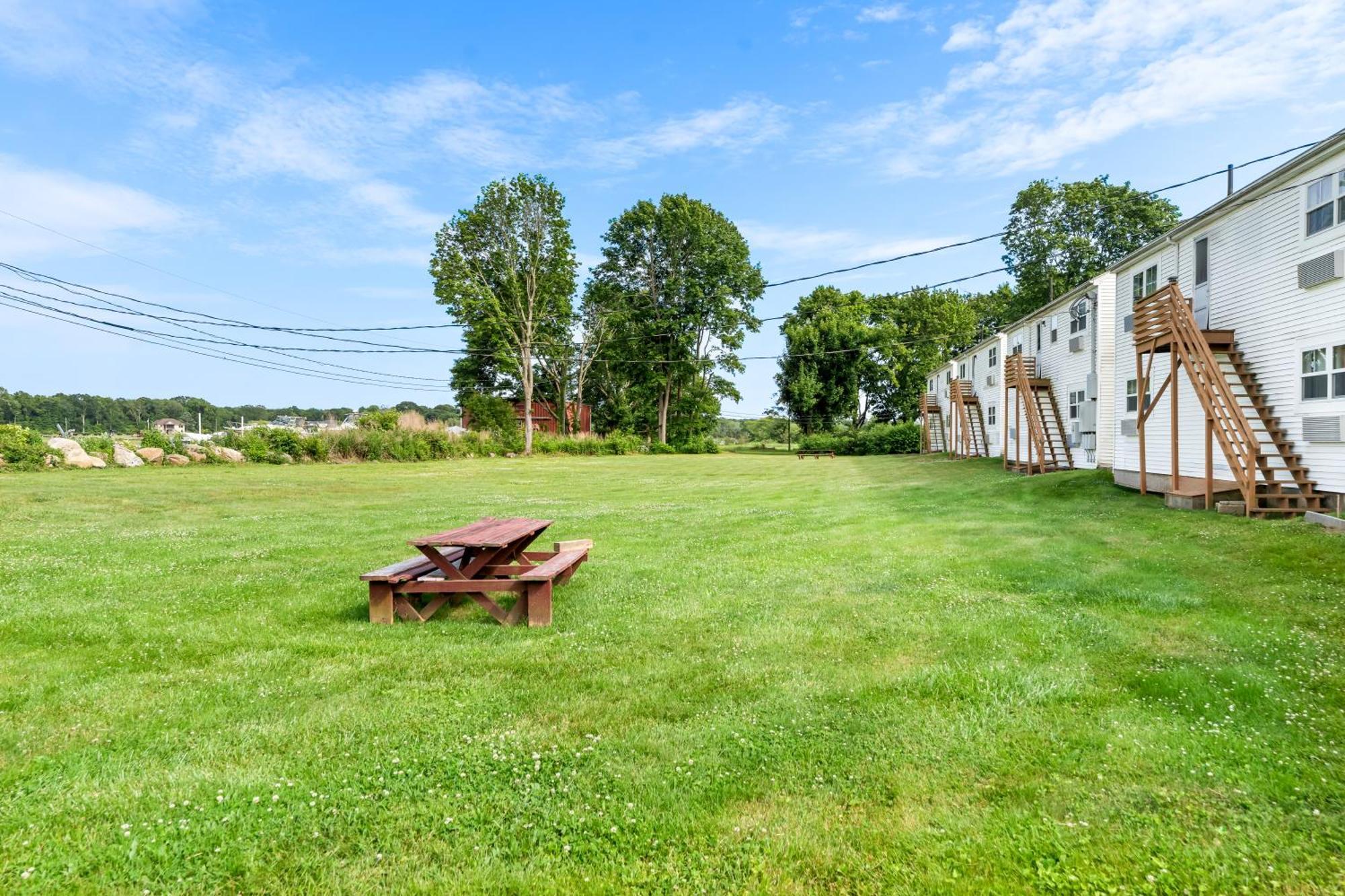 Americas Best Value Inn Stonington Mystic Экстерьер фото